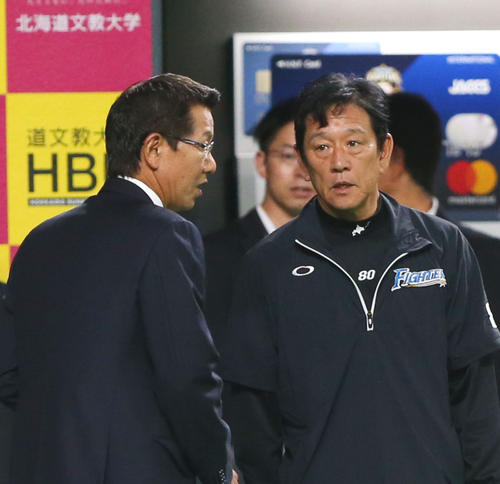 試合前練習で日本ハム栗山監督（右）は大野豊氏と言葉を交わす（撮影・垰建太）