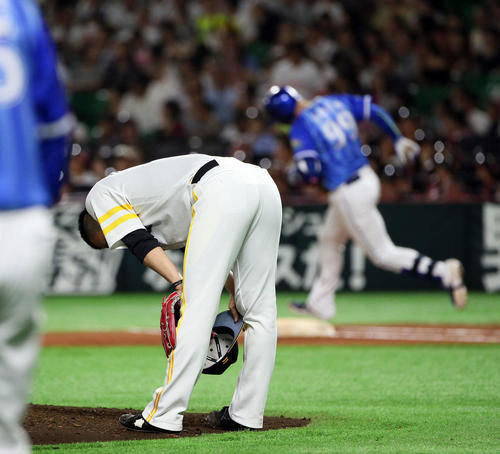 ソフトバンク対DeNA　6回表DeNA1死満塁、エンジェルベルト・ソトに勝ち越し満塁本塁打を浴びる千賀滉大（撮影・栗木一考）