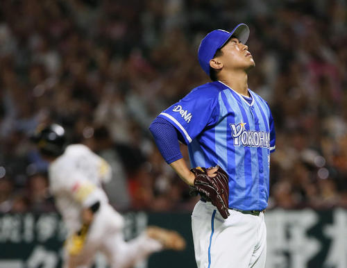 ソフトバンク対DeNA　7回裏ソフトバンク2死、松田宣浩にソロ本塁打を浴びる今永昇太（撮影・栗木一考）