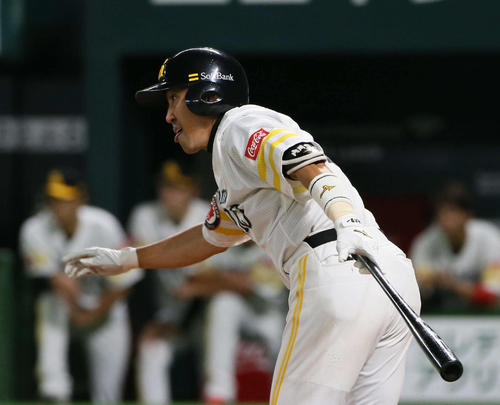 ソフトバンク対DeNA　8回裏ソフトバンク1死二、三塁、内川聖一は遊ゴロで加点する（撮影・栗木一考）