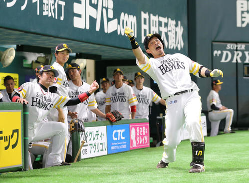 ソフトバンク対DeNA　5回裏ソフトバンク2死、松田宣浩は左越えに同点本塁打を放ちスタンドのファンに向かってポーズを決める（撮影・梅根麻紀）