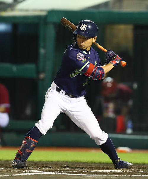 楽天対ヤクルト　8回表ヤクルト無死、代打で打席に立つ山崎（撮影・足立雅史）