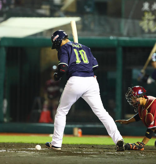 楽天対ヤクルト　8回表ヤクルト2死一、二塁、代打荒木は四球で出塁する（撮影・足立雅史）