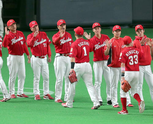 日本ハム対広島　引き分けに終わり広島鈴木らナインを迎える緒方監督（左から3人目）（撮影・佐藤翔太）