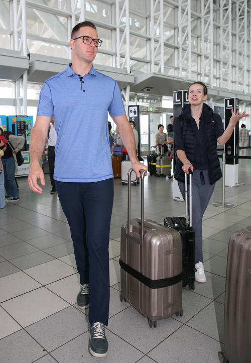病院受診で渡米するため、アナ夫人（右）をともない福岡空港に到着したソフトバンクのリック・バンデンハーク（撮影・菊川光一）