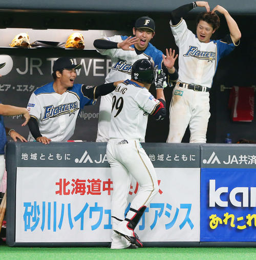 7回裏日本ハム2死一塁、勝ち越しの2点本塁打を放った王（手前）を笑顔で迎える清宮（左）ら（撮影・垰建太）
