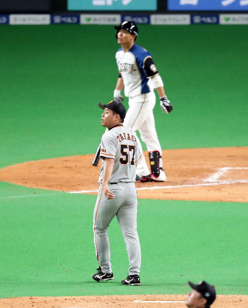 7回裏日本ハム2死一塁、王に勝ち越し2点本塁打を許し、打球を見つめる高木（撮影・浅見桂子）