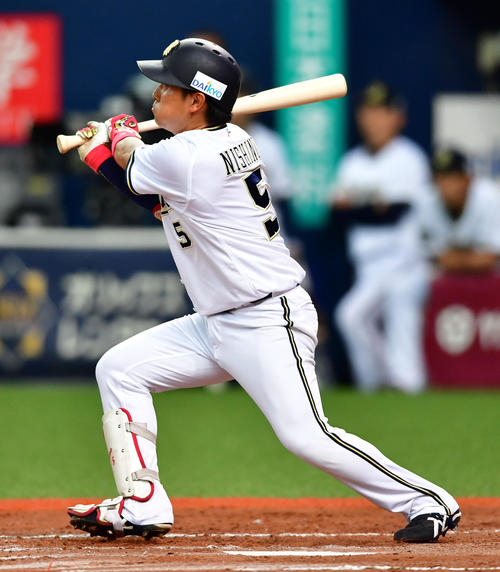 8回裏オリックス2死二、三塁、右越えの勝ち越し適時三塁打を放つ西野真弘（撮影・清水貴仁）