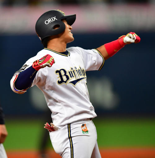 8回裏オリックス2死二、三塁、右越えの勝ち越し適時三塁打を放つ西野真弘（撮影・清水貴仁）
