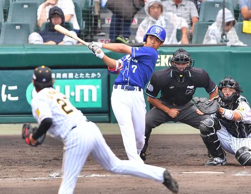 8回表中日無死、中前にポトリと落ちる二塁打を放つ根尾（撮影・上田博志）