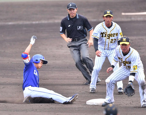 8回表中日無死、中前にポトリと落ちる二塁打を放つ根尾（撮影・上田博志）