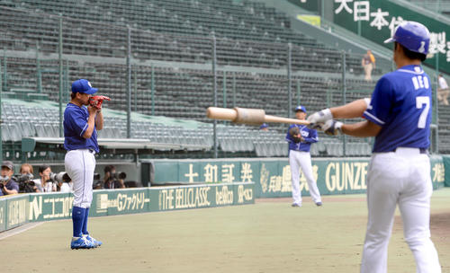 1回表中日2死一塁、登板に向け肩を慣らす松坂大輔（手前は打席を待つ根尾昂）（撮影・森本幸一）