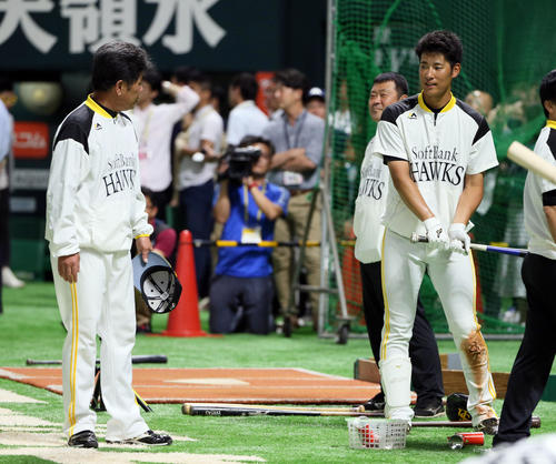 　1軍に合流した上林（右）は工藤監督と話す（撮影・栗木一考）