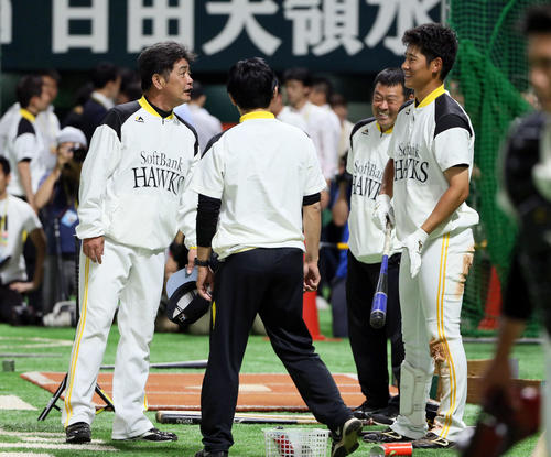 　1軍に合流した上林（右）は工藤監督と話す（撮影・栗木一考）