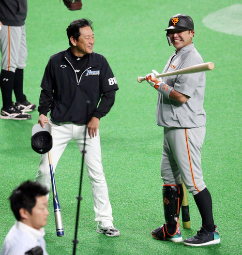 日本ハム対巨人　試合前、巨人阿部（右）は日本ハム栗山監督から声をかけられ笑顔を見せる（撮影・垰建太）