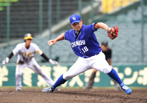 ウエスタン・リーグ阪神対中日　3回、走者を背に投球する中日松坂（撮影・森本幸一）