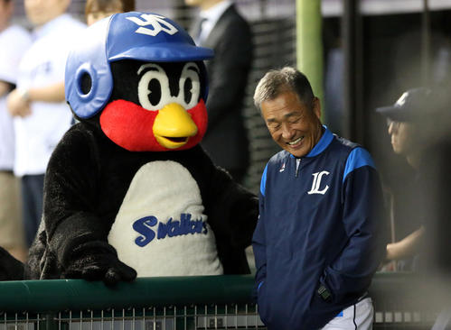 西武対ヤクルト　試合前、つば九郎と談笑する辻監督（撮影・狩俣裕三）