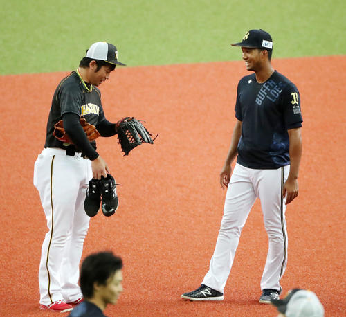 オリックス対阪神　宗（右）のグラブをはめ談笑する岩田（撮影・加藤哉）