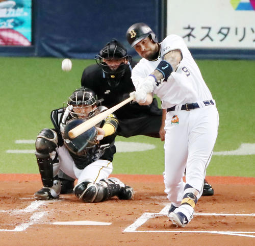 オリックス対阪神　1回裏オリックス2死一塁、ロメロは中越え2点本塁打を放つ（撮影・加藤哉）