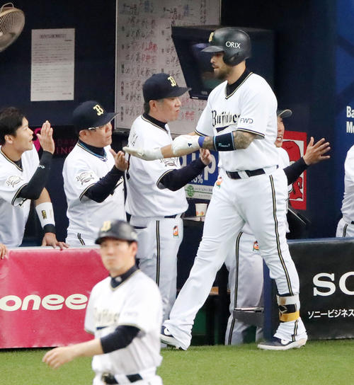 オリックス対阪神　1回裏オリックス2死一塁、西村監督（左）はロメロの中越え2点本塁打をタッチで出迎える（撮影・加藤哉）