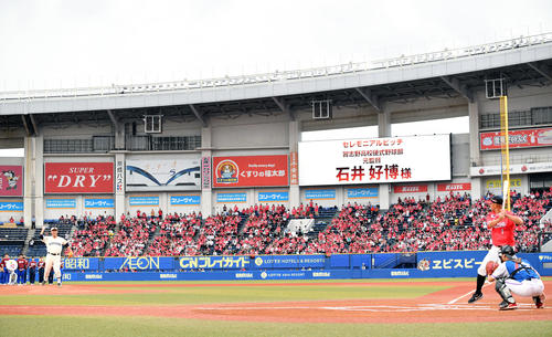 ロッテ対中日　始球式でロッテ福浦に投球する習志野高校野球部元監督の石井好博さん（撮影・滝沢徹郎）