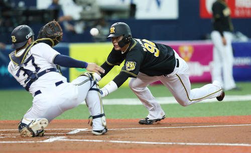 オリックス対阪神　2回表阪神1死一塁、梅野の左翼線への安打で本塁へヘッドスライディングする一塁走者原口（撮影・前田充）