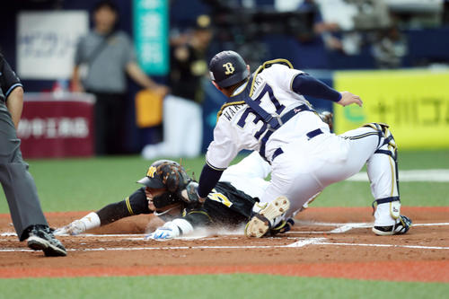 オリックス対阪神　2回表阪神1死一塁、梅野の左翼線への安打で本塁へヘッドスライディングで生還する一塁走者原口（撮影・前田充）