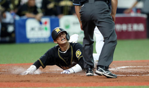 オリックス対阪神　2回表阪神1死一塁、梅野隆太郎の二塁打で本塁へヘッドスライディングで生還する一塁走者の原口文仁（撮影・前田充）