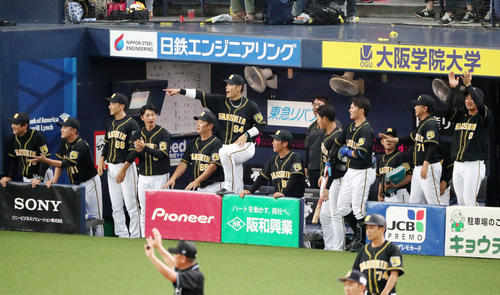 オリックス対阪神　7回表阪神1死二塁、マルテの左前適時打で勝ち越しに成功しベンチで笑顔を見せるナインたち（撮影・加藤哉）