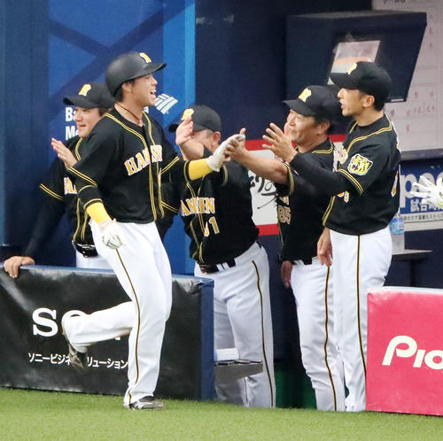 オリックス対阪神　2回表阪神1死三塁、三走梅野はマルテの遊ゴロで生還し矢野監督（右）と笑顔でタッチする（撮影・加藤哉）