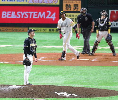 13日、グラシアルに左越え3点本塁打を浴び、ぼうぜんとする高橋遥（撮影・梅根麻紀）