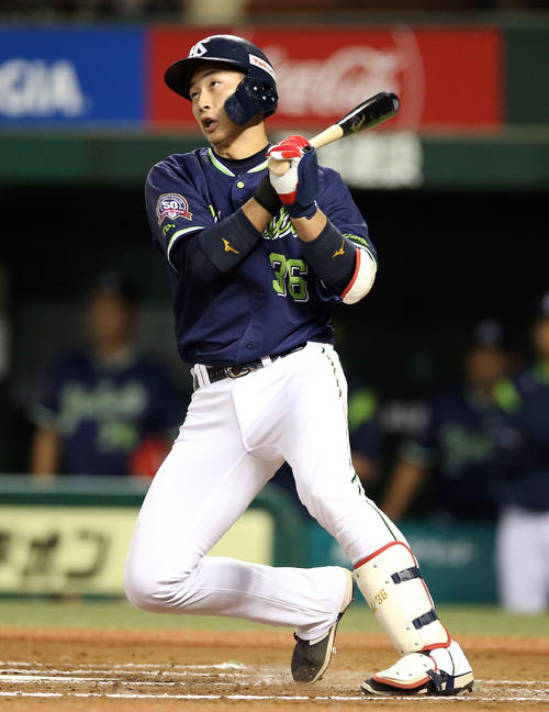 西武対ヤクルト　8回表ヤクルト無死、開幕から42打席目で今季初安打となる左前打を放つ広岡（撮影・狩俣裕三）