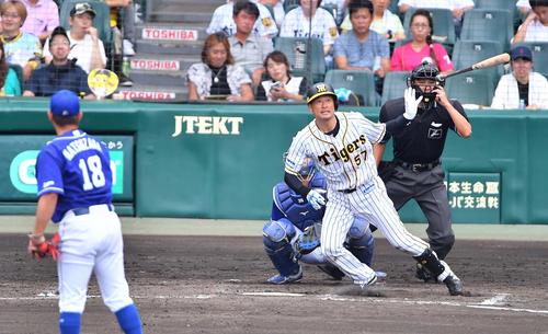 3回裏阪神無死、松坂から左越えソロ本塁打を放つ岡崎（撮影・上田博志）