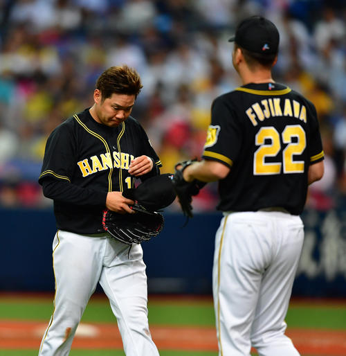 8回裏オリックス1死二、三塁、降板となった西（左）とマウンドに向かう藤川（撮影・清水貴仁）