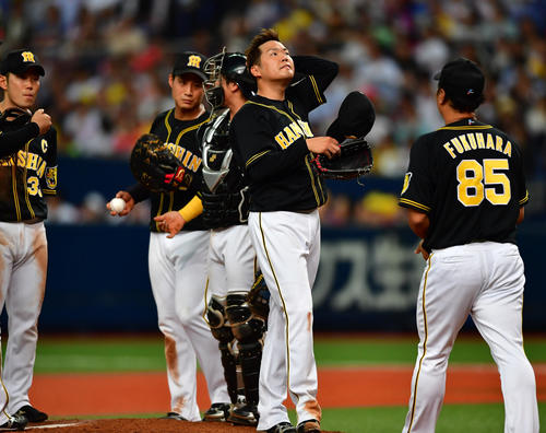 8回裏オリックス1死二、三塁、降板となり厳しい表情を浮かべる西（中央）（撮影・清水貴仁）