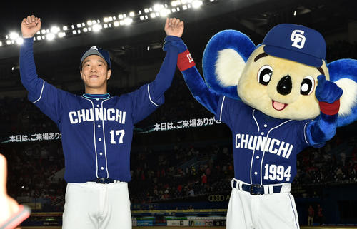 ロッテ対中日　完投勝利し笑顔でポーズを決める中日柳（撮影・滝沢徹郎）