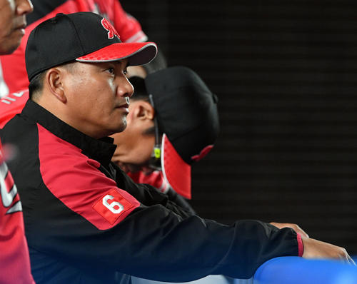 ロッテ対中日　戦況を見つめるロッテ井口監督（撮影・滝沢徹郎）