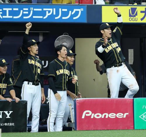 オリックス対阪神　7回表阪神1死二塁、ジェフリー・マルテの適時打で勝ち越し、ガッツポーズする矢野燿大監督（左から2人目）（撮影・前田充）