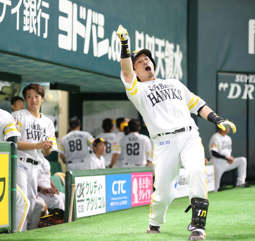 ソフトバンク対DeNA　7回裏ソフトバンク2死、松田宣浩は左越え本塁打を放ちポーズを決める（撮影・梅根麻紀）