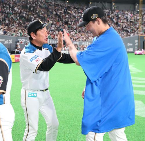 日本ハム対巨人　試合後、有原を出迎える栗山監督（撮影・黒川智章）
