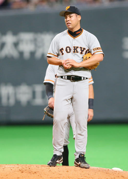 日本ハム対巨人　7回裏日本ハム2死、降板を告げられ悔しそうな表情の高木（撮影・垰建太）
