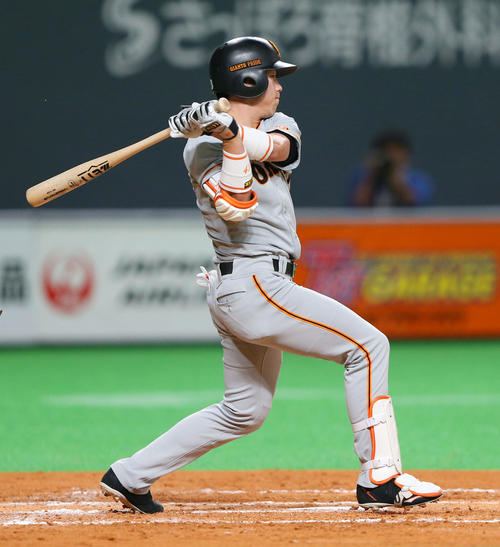 日本ハム対巨人　3回表巨人1死二塁、中前安打を放つ重信（撮影・垰建太）