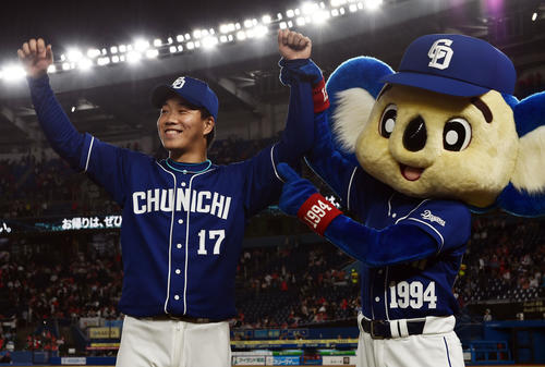 ロッテ対中日　完投勝利し笑顔でポーズを決める中日柳（撮影・滝沢徹郎）