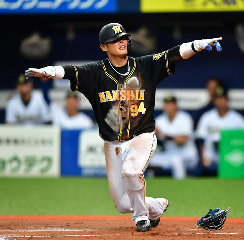 2回表阪神1死一塁、梅野隆太郎の左翼線への二塁打で一塁から生還する原口文仁（撮影・清水貴仁）