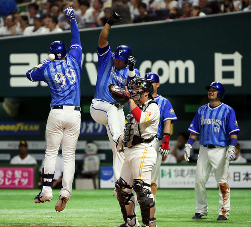 6回表DeNA1死満塁、ソトは右越えに勝ち越し満塁本塁打を放つ（撮影・栗木一考）