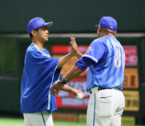 ラミレス監督（右）とハイタッチする今永（撮影・栗木一考）