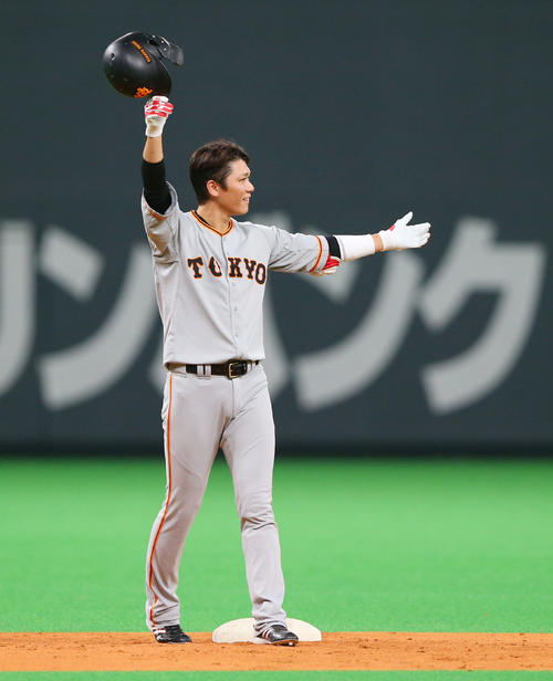 日本ハム対巨人　5回表巨人2死、坂本勇は打球を右翼手大田に好捕され脱帽で手を広げ「お手上げ」のリアクションを見せる（撮影・垰建太）