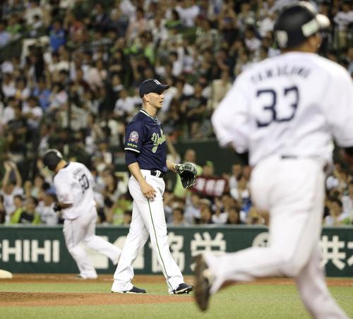 4回、西武・中村（左奥）に満塁本塁打を浴びたヤクルトのブキャナン（共同）