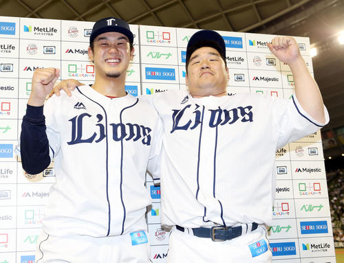 西武対ヤクルト　ヒーローインタビューの記念撮影で、高橋光（左）の背に合わせるように背伸びする中村（撮影・狩俣裕三）