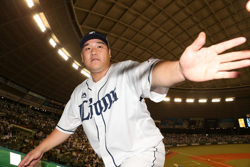 西武対ヤクルト　試合後、ファンとタッチを交わしながら引き揚げる中村（撮影・狩俣裕三）
